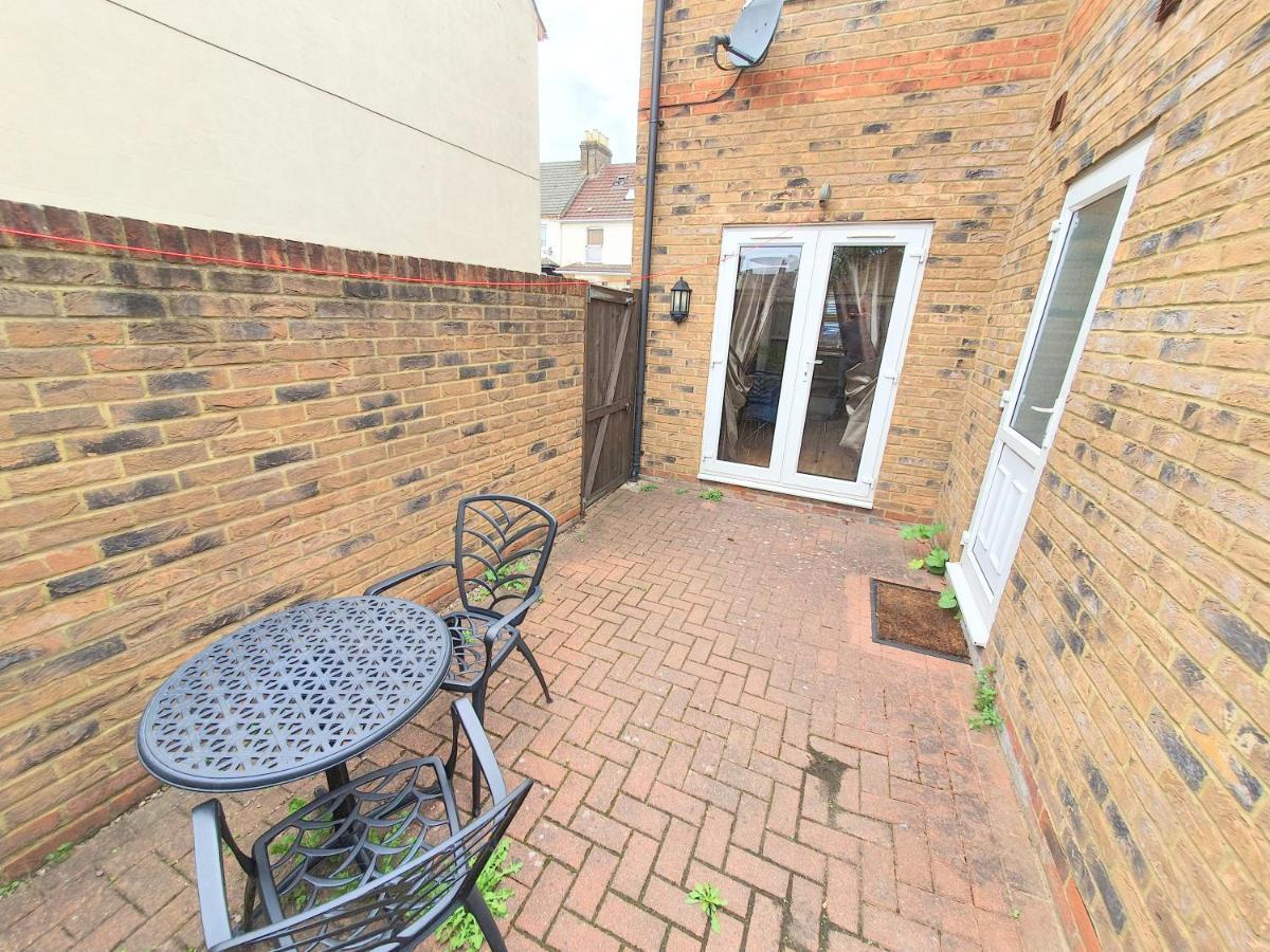 Friars Walk Houses With 2 Bedrooms, 2 Bathrooms, Fast Wi-Fi And Private Parking シッティングボーン エクステリア 写真